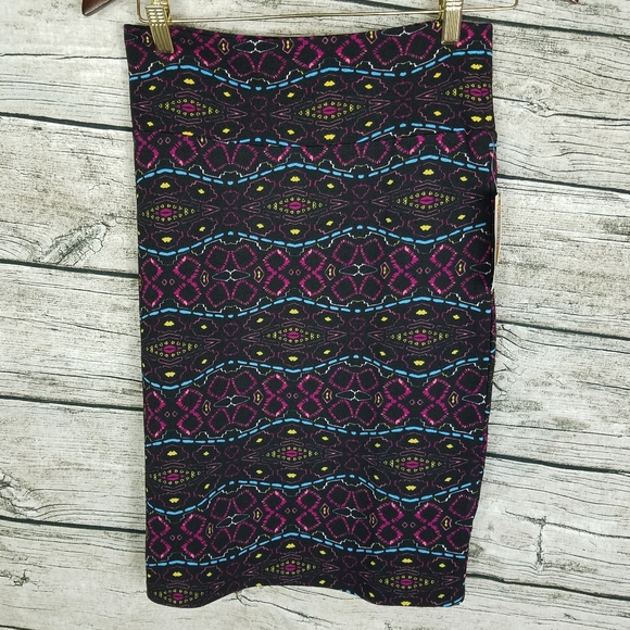 LuLaRoe Dresses & Skirts - NWT Lularoe cassie Skirt Size S.

Waist approx: 28
